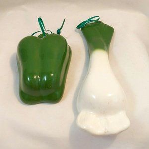 Gallery Original Vintage Set of 2 Vegetable Measuring Cups, Leek & Pepper